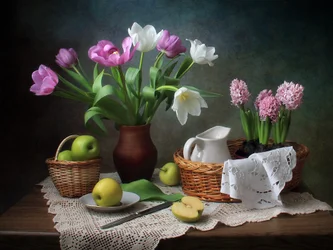 Frühlingsblumen und Äpfel