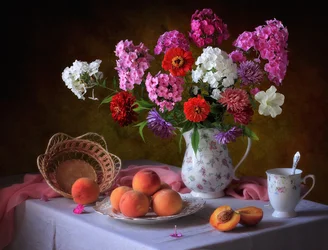Sommerblumen und Pfirsiche