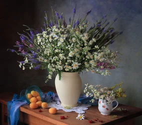 Wildblumen und Aprikosen