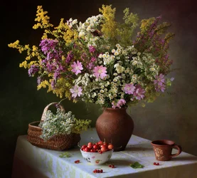 Wildblumen und Sommerbeeren