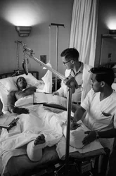 Im Vietnamkrieg verwundete amerikanische Soldaten werden per Lufttransport in ein Krankenhaus in Clark A... gebracht