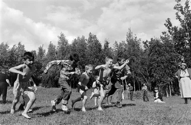 Jungen beim Wettrennen während eines Picknicks am Matanuska River in Palmer, Alaska
