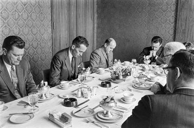 Geschäftsleute beten, bevor sie bei einem kirchlichen Fundraising-Treffen zu Mittag essen