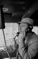 Charles Brockman, Ingenieur der Great Northern Railroad, spricht über Funktelefon aus der Lokomotive