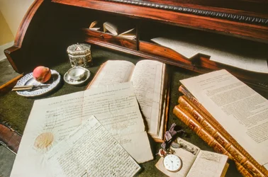 Dokumente, eine Uhr und andere Effekte von George Washington werden auf einem Schreibtisch ausgestellt
