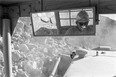 Schwermaschinenführer in der Kabine im Kupfertagebau Morenci Mine für Phelps Do...