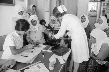 Türkische Frauen besuchen eine Klinik und werden von Gesundheitspersonal untersucht