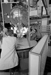 Besucher der Weltausstellung in Seattle 1962 bewundern eine Wissenschaftsausstellung