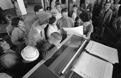 Besucher der Weltausstellung in Seattle 1962 untersuchen frühe UNIVAC-Großrechneranzeige