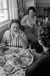 Frauen unterhalten sich beim Frühstück in einem Diner in Oregon