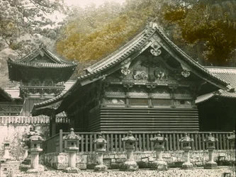 Teil des Tosho-Gu-Tempels namens Sanjinko in Nikko, um 1900 - 1915 (Fotografie)