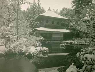 Ansicht des Ginkaku-ji im Schnee in Kyoto, um 1900 - 1915