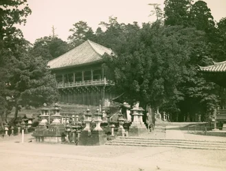 Ansicht des Nigatsu-Do buddhistischen Tempels in Nara, um 1900 - 1915