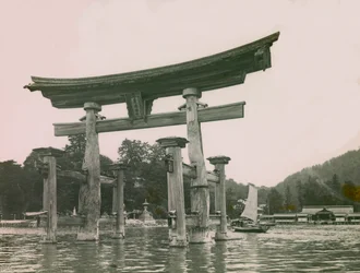 Blick auf das Torii auf der Insel Miyajima, um 1900 - 1915