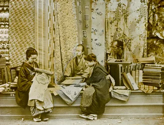 Seidenverkäufer in Japan, um 1900 - 1915