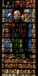 Fenster, das den Apostel St. Thomas mit Glaubensrolle darstellt