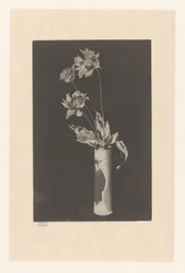 Blumen in einer Vase mit chinesischen Motiven