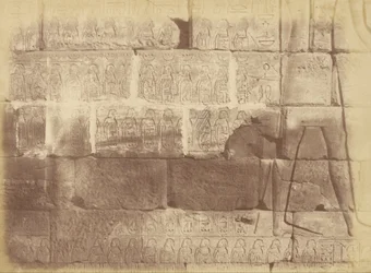 Nahansicht hieroglyphischer Inschriften und Skulpturen (Liste der besiegten Nationen), Karnak