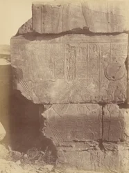 Nahaufnahme von Hieroglyphen und Skulpturen, Karnak