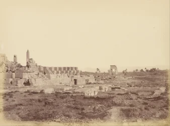 Übersicht von Karnak einschließlich des überdachten Gangs von Thutmosis III.