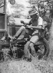 Chaplin Court Treatt, britischer Automobilpionier, repariert seine Veldtschoen-Schuhe, um 1924-1926, 1927