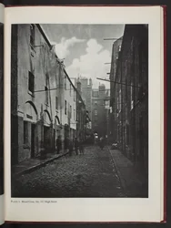 Broad Close, Nr. 167 High Street, aus Old Closes and Streets of Glasgow