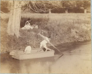 [Zwei Jungen spielen am Bach, 4. Juli 1883]