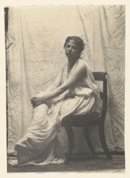 [Weda Cook in klassischem Kostüm in Eakins