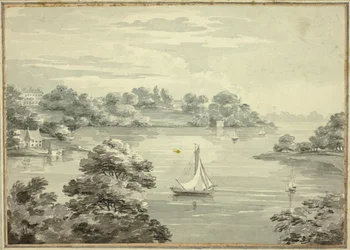 Segelboote auf dem See mit Häusern in der Nähe des Ufers