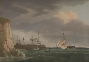 Ein Schiff läuft in den Hafen ein mit anderen Booten an einem Steg