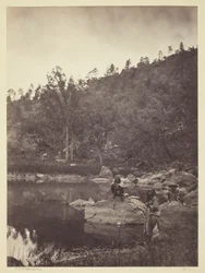 Blick auf den Apache-See, Sierra Blanca Range, Arizona, zwei Apache-Scouts im Vordergrund
