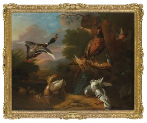 Ein Fasan, Tauben, Entenküken und Eisvögel mit einer Stockente, die an einem bewaldeten Teich abhebt, eine Landschaft dahinter