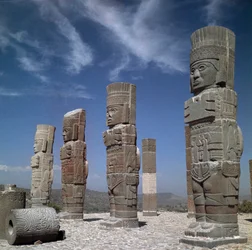 Atlanten-Säulen auf Pyramide B in Form von Toltekenkriegern