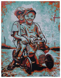 Lächelnde Jungen auf Spielzeugauto