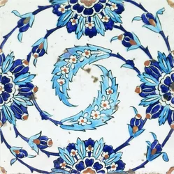 Eine Iznik-Keramikfliese mit einem spiralförmigen Blumenmotiv, frühes 17. Jahrhundert