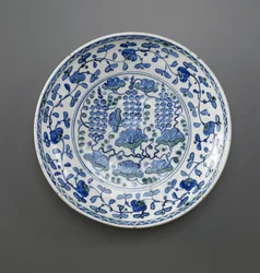Schale mit Traubendesign, Iznik, Osmanische Dynastie