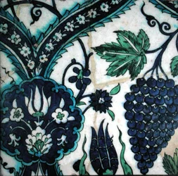 Isnik-Fliese mit Blumen und einer Traube (Irdenware mit farbiger Unterglasur)