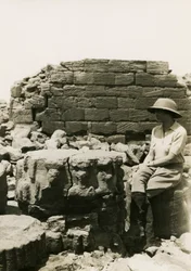 Säulenbasis mit göttlichen Figuren verziert, Großes Gehege, Musawwarat es Sufra, Sudan, Fotografie von Ugo Monneret de Villard