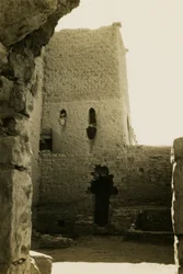Innenraum des großen Turms (Qasr) des Klosters St. Simeon, Assuan, Ägypten, Fotografie von Ugo Monneret de Villard