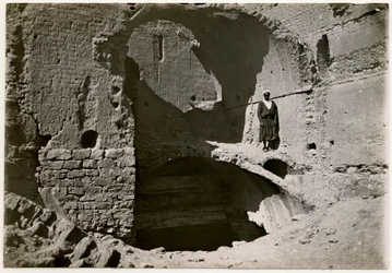 Großer Turm (Qasr) des Klosters, Assuan, Ägypten, Fotografie von Ugo Monneret de Villard