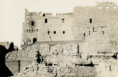 Kloster St. Simeon nach seiner Restaurierung, Assuan, Ägypten, Fotografie von Ugo Monneret de Villard