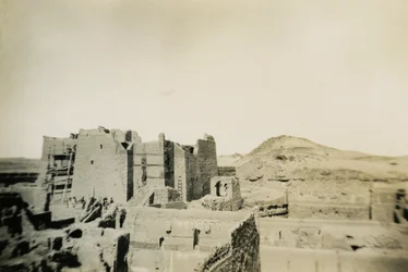 Kloster St. Simeon während seiner Restaurierung, Assuan, Ägypten, Fotografie von Ugo Monneret de Villard