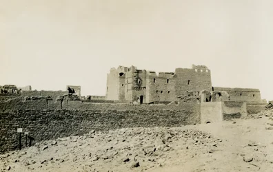 Kloster St. Simeon, von außen von Osten gesehen, Assuan, Ägypten, Fotografie von Ugo Monneret de Villard