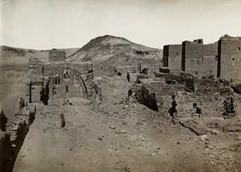 Kloster des Heiligen Simeon, gesehen von der terrassierten Fläche im Südwesten, Assuan, Ägypten, Fotografie von Ugo Monneret de Villard