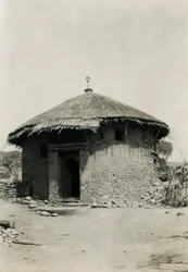 Runde Hütte mit Strohdach, Axum, Äthiopien, Fotografie von Ugo Monneret de Villard