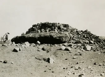 Ruinen in der Region Goz Regeb, Sudan, Fotografie von Ugo Monneret de Villard, um 1925
