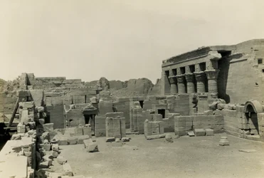 Ruinen der koptischen Kirche nahe Hathor-Tempel, Dendera, Ägypten, Foto von Ugo Monneret de Villard