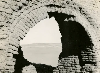 Ruinen der Kirche in der Wüste, Detail des Pendentifs für die Kuppel, Adindan, Ägypten, Fotografie von Ugo Monneret de Villard