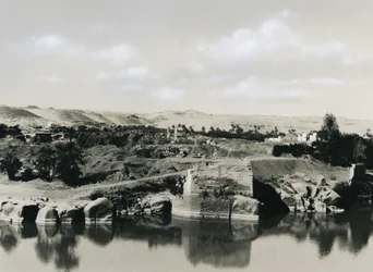 Blick auf die Insel Elephantine mit dem Nil, Ägypten, Foto von Ugo Monneret de Villard
