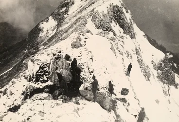 Arbeiten zum Bau von Maschinengewehrstellungen auf dem Monte Nero während des Ersten Weltkriegs